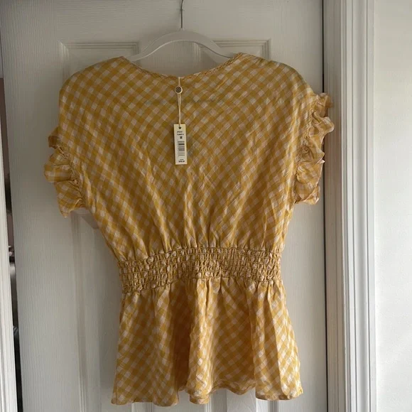 Blouse with yellow gingham pattern. Ruffled sleeves. Cinched waist. Never worn. - Picture 2 of 4